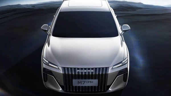 Гибридный седан Roewe M7 показал новый фирменный стиль