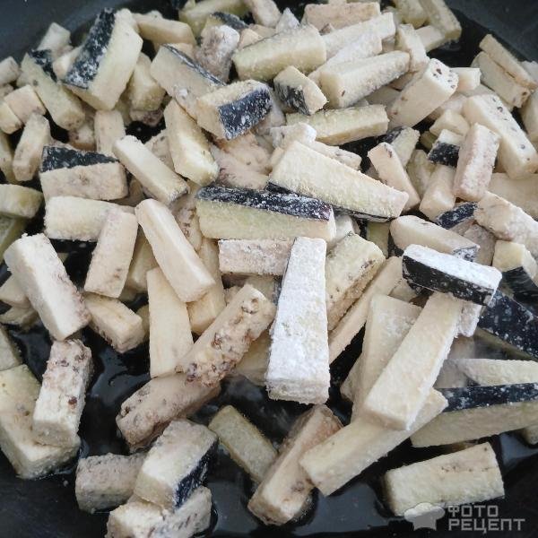 Рецепт: Салат с хрустящими баклажанами - Хрустящие баклажаны, обжаренные в крахмале. Салат по мотивам китайской кухни.