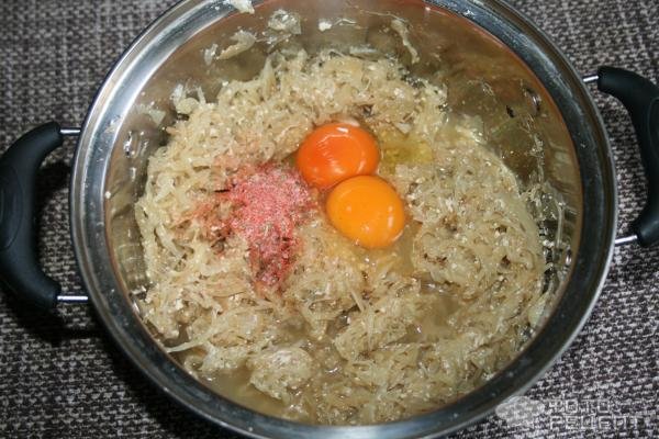 Рецепт: Капустные оладьи - под сливочно-грибным соусом