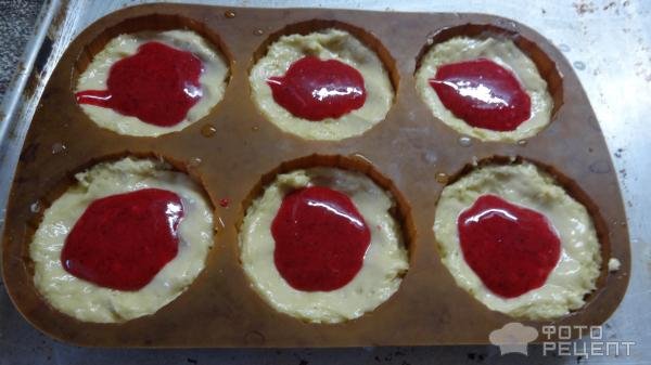 Рецепт: Кекс с начинкой из клюквенного желе - Простые и очень вкусные.