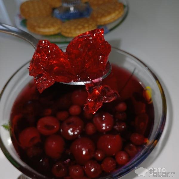 Рецепт: Желе черешневое - Лёгкий летний десерт с черешней и чёрной смородиной.