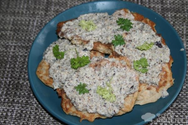 Рецепт: Капустные оладьи - под сливочно-грибным соусом