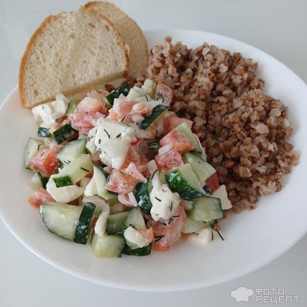 Рецепт: Огуречный салат с моцареллой - С моцареллой и помидорами.