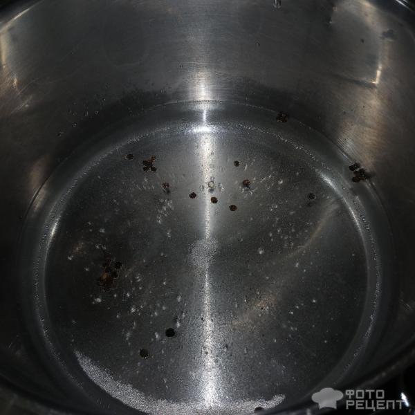 Рецепт: Малосольные огурчики с кабачками в горячем маринаде - Быстрый способ засолки малосольных огурцов горячим маринадом. С молодыми кабачками и чесноком.