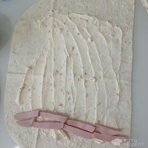 Рецепт: Закусочные рулетики из лаваша - Со свежими помидорами, сыром и колбасой