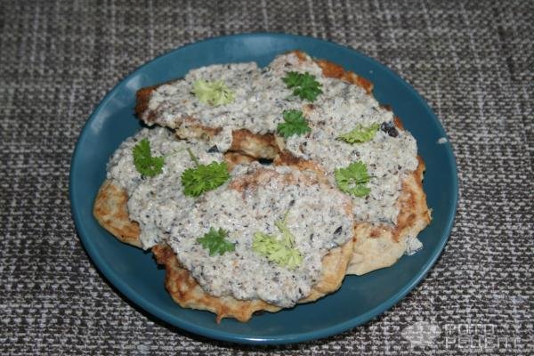 Рецепт: Капустные оладьи - под сливочно-грибным соусом