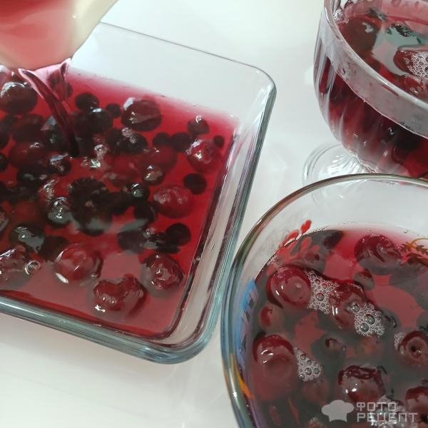 Рецепт: Желе черешневое - Лёгкий летний десерт с черешней и чёрной смородиной.
