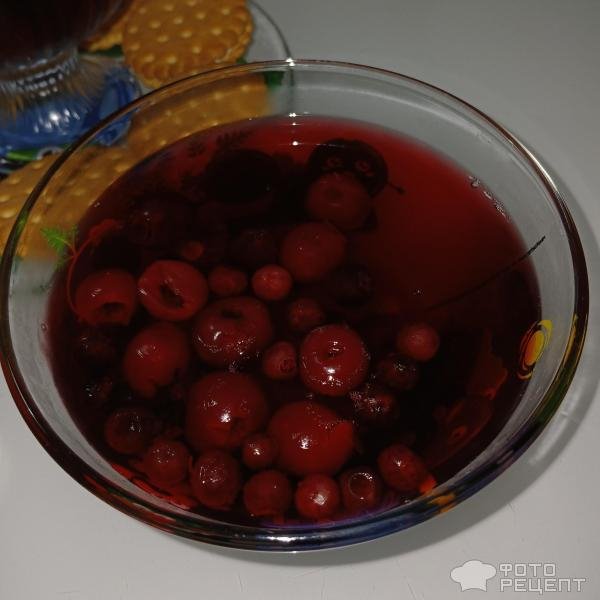 Рецепт: Желе черешневое - Лёгкий летний десерт с черешней и чёрной смородиной.