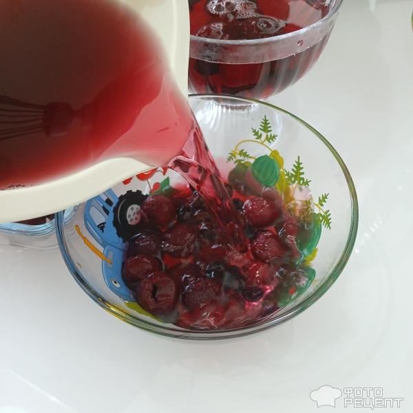 Рецепт: Желе черешневое - Лёгкий летний десерт с черешней и чёрной смородиной.