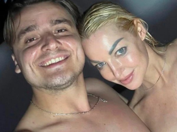 Анастасия Волочкова поделилась фотографиями молодого избранника