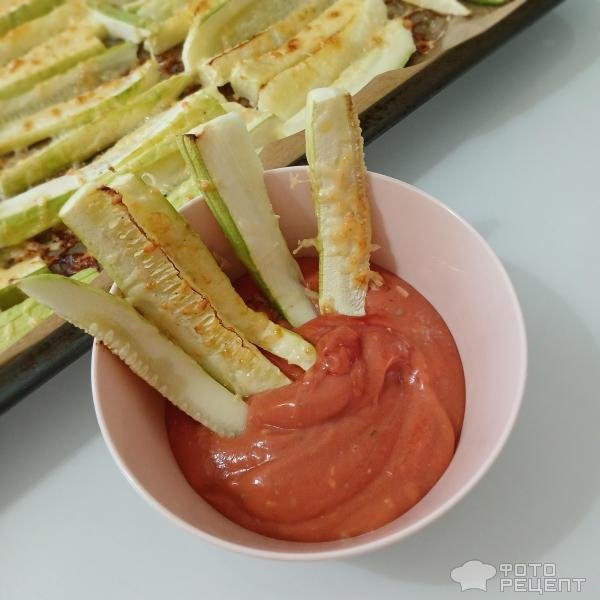 Рецепт: Кабачки в сырной шубке - Кабачки фри, запечённые в духовке с сыром.