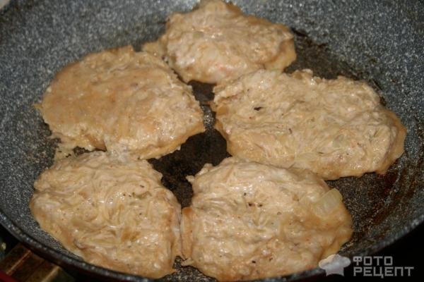 Рецепт: Капустные оладьи - под сливочно-грибным соусом