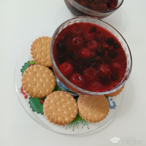 Рецепт: Желе черешневое - Лёгкий летний десерт с черешней и чёрной смородиной.