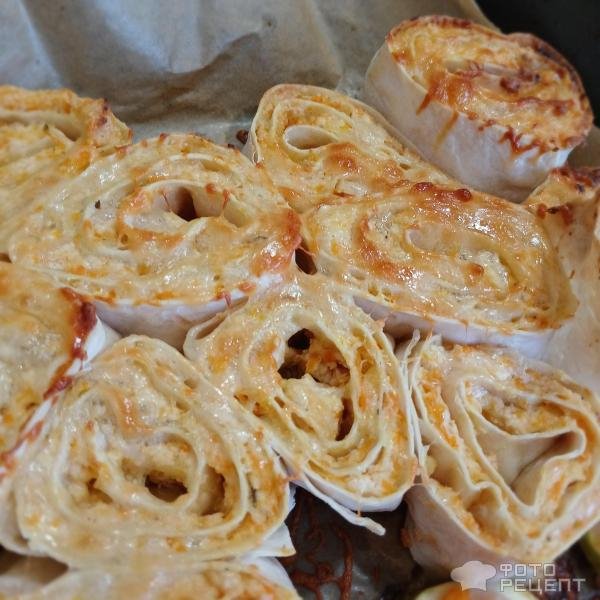 Рецепт: Горячие рулетики из лаваша с творожно-морковной начинкой - Запечённые в духовке с сыром сулугуни