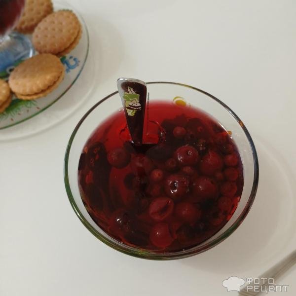 Рецепт: Желе черешневое - Лёгкий летний десерт с черешней и чёрной смородиной.