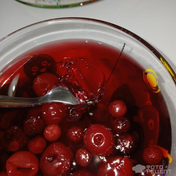 Рецепт: Желе черешневое - Лёгкий летний десерт с черешней и чёрной смородиной.