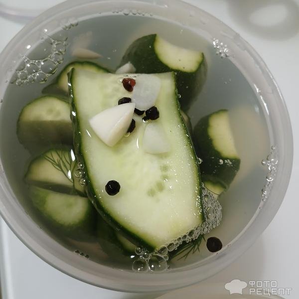 Рецепт: Малосольные огурчики с кабачками в горячем маринаде - Быстрый способ засолки малосольных огурцов горячим маринадом. С молодыми кабачками и чесноком.