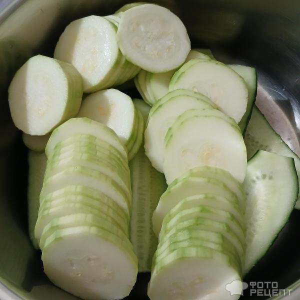 Рецепт: Малосольные огурчики с кабачками в горячем маринаде - Быстрый способ засолки малосольных огурцов горячим маринадом. С молодыми кабачками и чесноком.