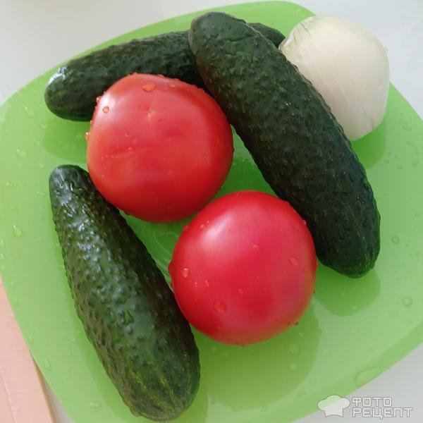 Рецепт: Огуречный салат с моцареллой - С моцареллой и помидорами.