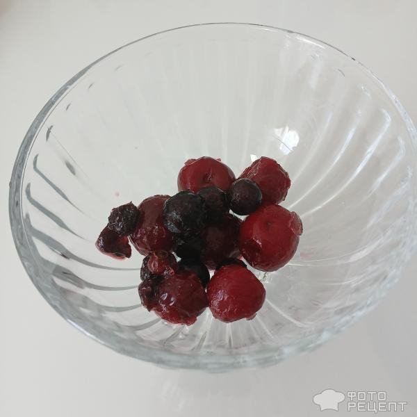 Рецепт: Желе черешневое - Лёгкий летний десерт с черешней и чёрной смородиной.