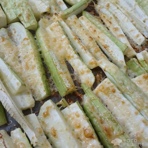 Рецепт: Кабачки в сырной шубке - Кабачки фри, запечённые в духовке с сыром.