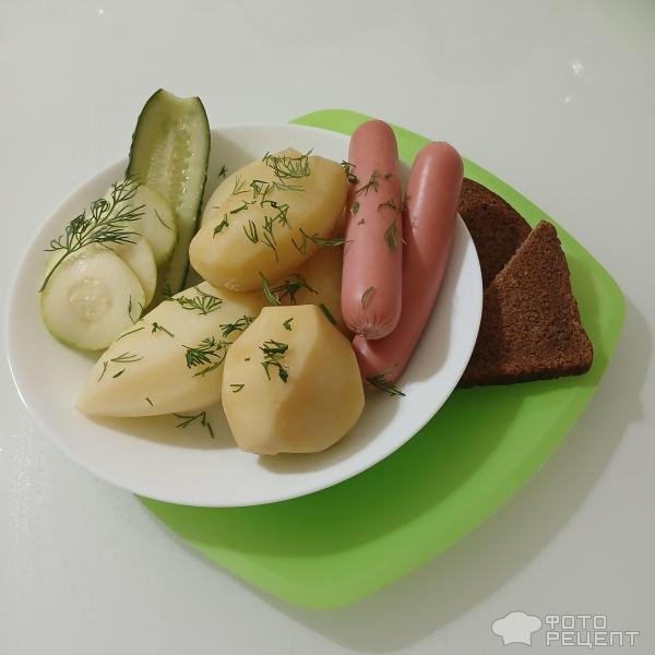 Рецепт: Малосольные огурчики с кабачками в горячем маринаде - Быстрый способ засолки малосольных огурцов горячим маринадом. С молодыми кабачками и чесноком.