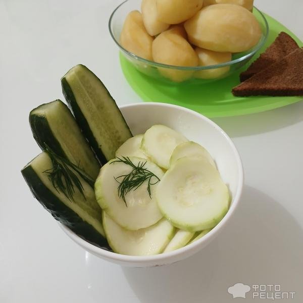 Рецепт: Малосольные огурчики с кабачками в горячем маринаде - Быстрый способ засолки малосольных огурцов горячим маринадом. С молодыми кабачками и чесноком.