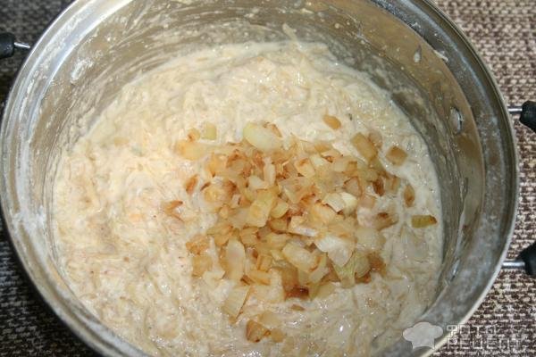 Рецепт: Капустные оладьи - под сливочно-грибным соусом