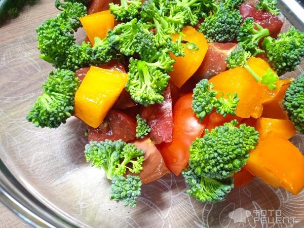 Рецепт: Салат из свежей брокколи - с помидорами и соусом терияки