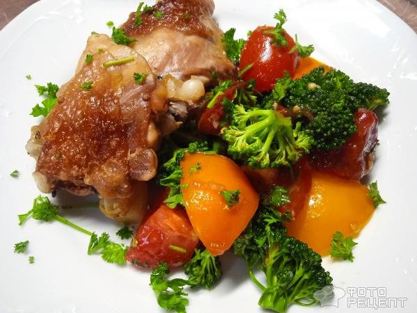 Рецепт: Салат из свежей брокколи - с помидорами и соусом терияки