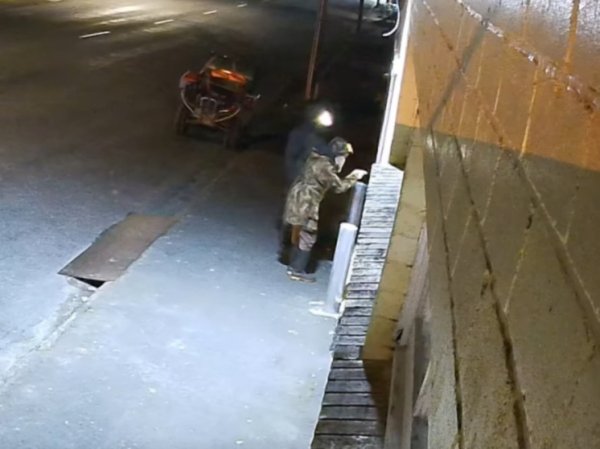 Бежавший в лесную глушь с тремя детьми отец попался на камеру