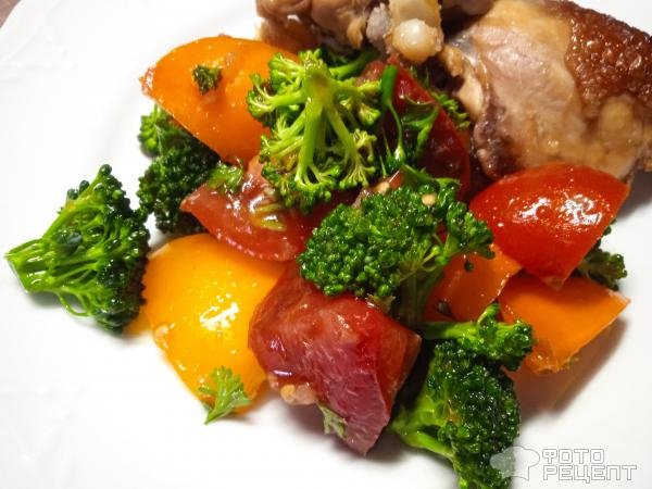 Рецепт: Салат из свежей брокколи - с помидорами и соусом терияки