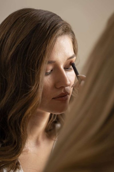 Для тех, кто проспал: как сделать экспресс-макияж за 5 минут