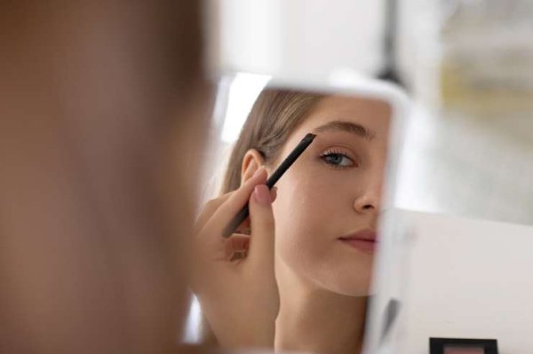 Для тех, кто проспал: как сделать экспресс-макияж за 5 минут