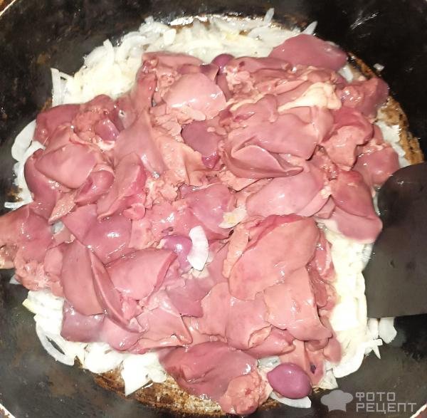 Рецепт: Тушенная куриная печень - Нежная куриная печень с классическим вкусом