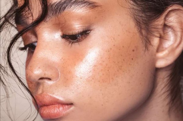 Красота и уход в одном флаконе: как выбрать макияж со skincare-эффектом