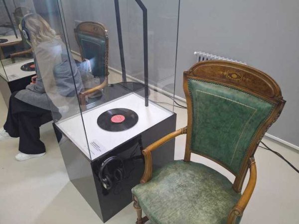 На открытии нового выставочного пространства в Москве "оживили" Кобзона