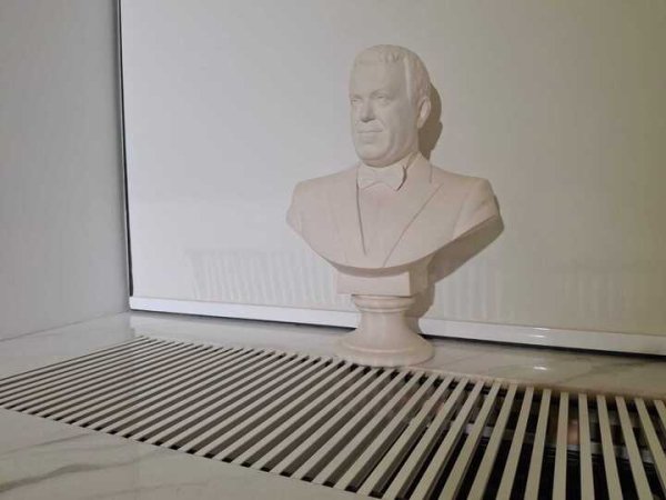 На открытии нового выставочного пространства в Москве "оживили" Кобзона