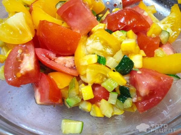 Рецепт: Теплый салат из кабачков со свежими томатами и сыром - быстрый летний салат с обжаренными кабачками