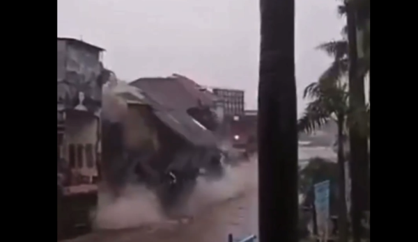 Отдых российских туристов на Бали испортило сильнейшее наводнение Отдых российских туристов на Бали испортило сильнейшее наводнение