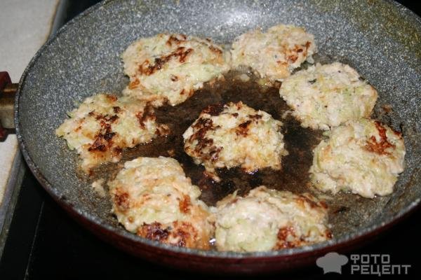 Рецепт: Кабачково-куриные котлетки - под томатным соусом