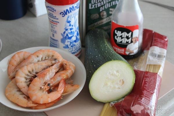 Рецепт: Паста с цукини и креветками - в сливках