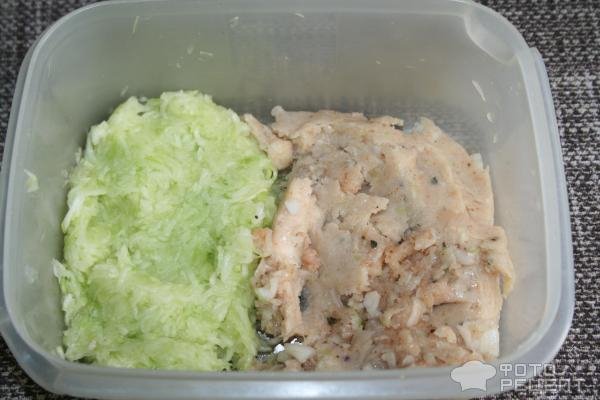 Рецепт: Кабачково-куриные котлетки - под томатным соусом