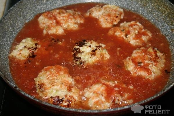 Рецепт: Кабачково-куриные котлетки - под томатным соусом