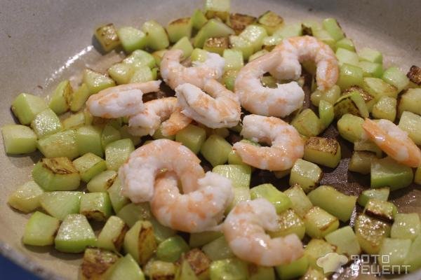 Рецепт: Паста с цукини и креветками - в сливках