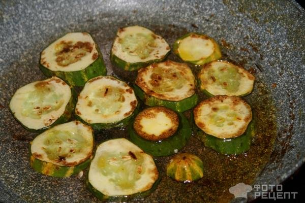 Рецепт: Жареные огурцы - закуска с пассерованными овощами