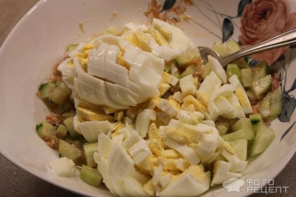 Рецепт: Салат с консервированной форелью - с огурцом и картофелем