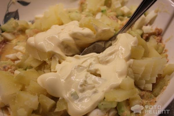 Рецепт: Салат с консервированной форелью - с огурцом и картофелем