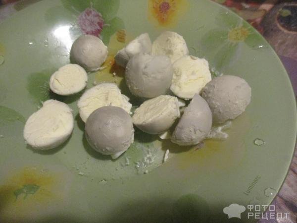 Рецепт: Закуска "Фаршированные яйца" - с недорогой рыбной консервой