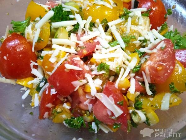 Рецепт: Теплый салат из кабачков со свежими томатами и сыром - быстрый летний салат с обжаренными кабачками